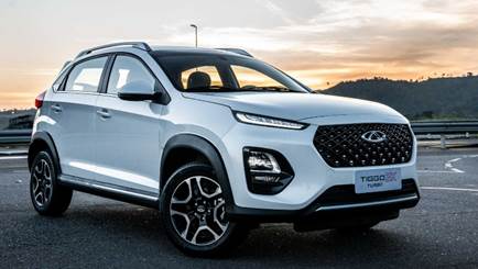 Carro prateado em fundo branco</p>
<p>Descrição gerada automaticamente