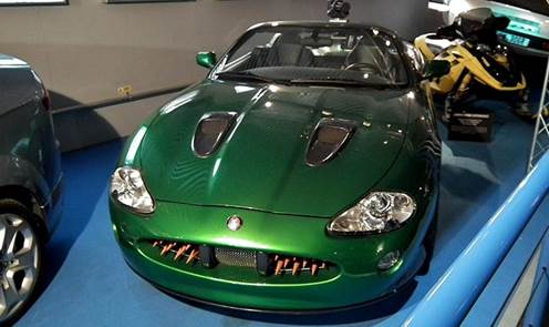 Carro azul em fundo verde
Descrição gerada automaticamente