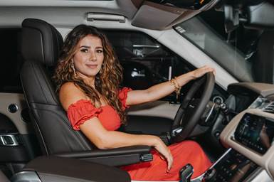 Pessoa sentada em carro</p><br /><br />
<p>Descrição gerada automaticamente