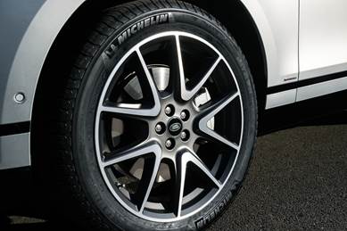 Roda de carro</p><br />
<p>Descrição gerada automaticamente